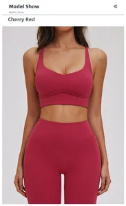 Detail van een kersenrode sportbeha en legging met hoge taille van stretchstof