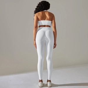 Rückansicht des weißen nahtlosen Yoga-Sets mit Racerback-Sport-BH und High-Waist-Leggings