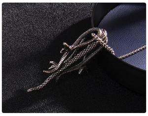 Vue macro détaillée de la texture des écailles du pendentif serpent de style punk noir