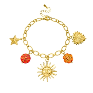 Gros plan d'un bracelet doré avec des breloques soleil, cœur et fleur sur fond blanc