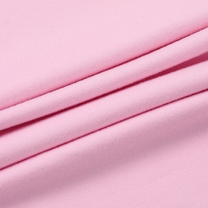 Gros plan de la texture en maille rose montrant les coutures de qualité et le tissu