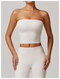 Vue de face d'un ensemble brassière de sport sans bretelles et legging de yoga blanc