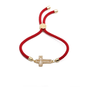 Bracciale a corda rossa intrecciata con ciondolo a croce dorata e zirconi scintillanti