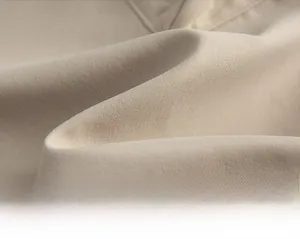 Macro della trama in twill di cotone beige per pantaloni cargo a vita alta