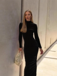 Robe longue élégante en velours noir à manches longues, col montant et coupe ajustée