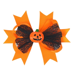 Detailansicht der Halloween-Haarklammer mit orangem Band, Spitze und Kürbis-Dekor