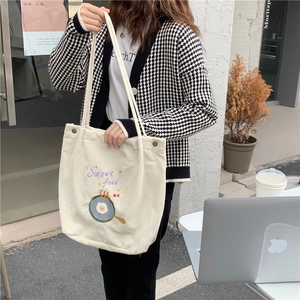 Détail du tote bag en velours côtelé blanc avec broderie Sweet Food et fermoir aimanté