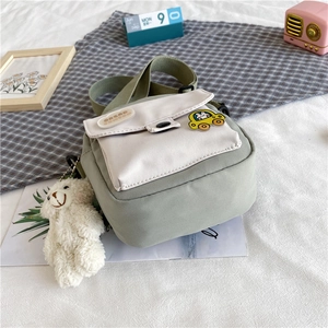 Détails du sac bandoulière en toile avec broche lapin et pendentif ours en peluche