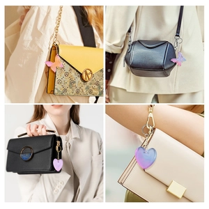 Pendentifs papillon et cœur en résine violette sur sacs montrant des porte-clés élégants