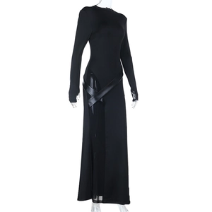 Détail de robe longue noire à col roulé avec empiècements en résille et brides en similicuir