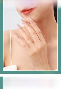 Detailed close-up of S925 sterling silver daisy flower ring on a model finger