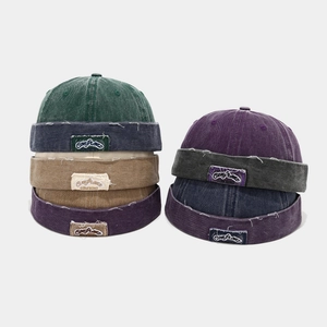 Detailansicht der Vintage-Miki-Hüte mit sechs Farben und bestickter Stofftextur