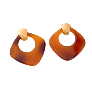 Boucles d'oreilles pendantes carrées en acétate avec motif écaille et découpe géométrique