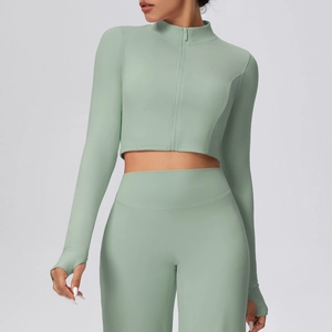 Detail der salbeigrünen Yoga-Jacke mit Daumenlöchern und Stehkragen-Design