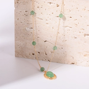 Collana a catena dorata stile Y2K con pietre naturali verdi su roccia beige