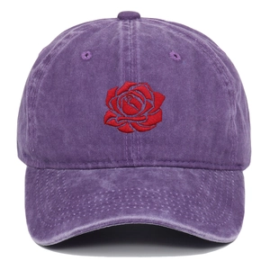 Dunkelviolette Baseballkappe aus gewaschener Baumwolle mit roter Rosenbestickung