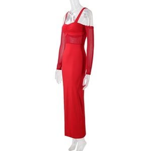 Détail d'une robe moulante rouge avec manches en mesh transparent et buste froncé