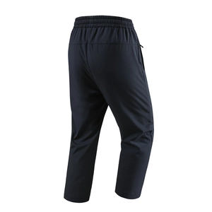 Detailansicht des elastischen Bundes und der verstärkten Rückennaht an der Herren-Winterhose