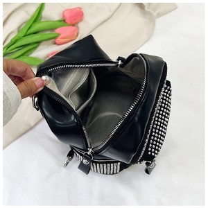 Detalle del forro interior y decoración de strass en la mochila casual negra para mujer