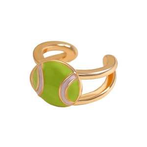 Λεπτομέρεια από χρυσό ear cuff μπάλα τένις με πράσινο σμάλτο και λευκές γραμμές