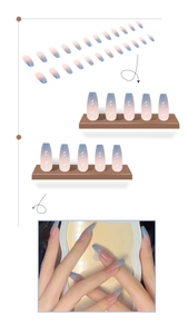 Détail de faux ongles longs cercueil dégradé rose et bleu sur support en bois