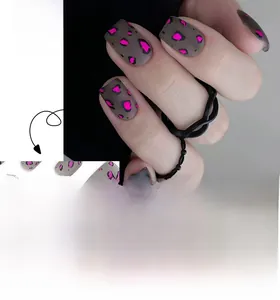 Faux ongles léopard rose mat taille mini avec base grise et détails de taches fines