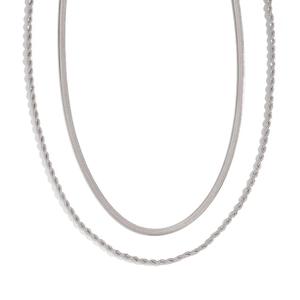 Dettaglio collana doppia in argento con catena snake e design a corda intrecciata