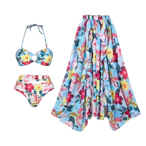 Détail de l'ensemble de bain 3 pièces bleu avec bikini fleuri et jupe longue à volants