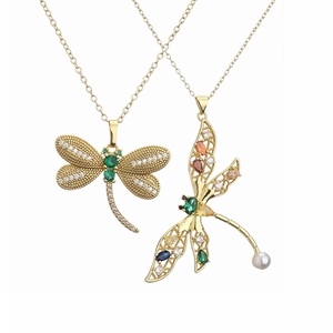 Collier Pendentif Papillon Libellule en Cuivre Zirconia pour Femmes Bijoux Plaqués Or avec Strass Colorés Animaux Incrustés Cadeau de Fête