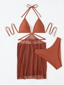 Détail à plat d'un bikini trois pièces orange brûlé avec une robe de plage en maille filet