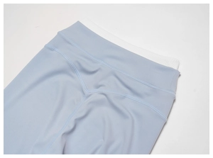 Detail der gerippten High-Waist Yogahose mit V-förmiger Naht für einen Lifting-Effekt