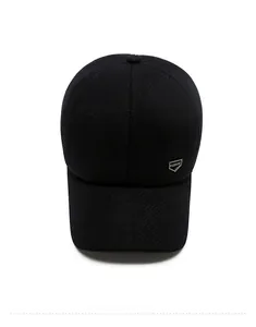 Draufsicht einer schwarzen Winter-Baseballkappe mit Twill-Stoff und silbernem Sport-Abzeichen