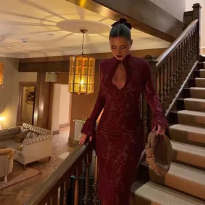 Robe moulante en dentelle bordeaux élégante avec col mandarin et décolleté goutte d'eau