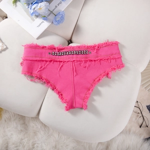 Dettaglio di pantaloncini in denim rosa con vita in strass e orli sfrangiati