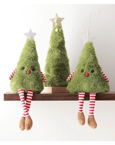Dettaglio di tre decorazioni natalizie in peluche verde con gambe a righe su ripiano in legno