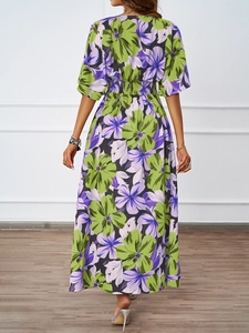 Rückansicht eines Maxikleides mit Blumenmuster, Gummizug in der Taille und grün-violetten Farben