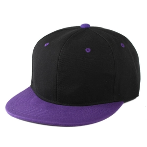 Seitenansicht der zweifarbigen schwarz-violetten Hip-Hop-Kappe mit flachem Schirm-Design