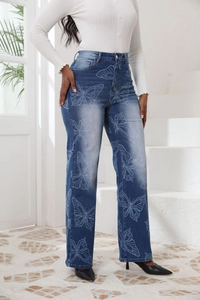 Détail du jean bleu taille haute à jambe droite avec imprimé papillon sur mannequin