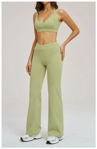 Détail d'un ensemble de yoga vert sauge avec brassière licou et legging évasé à taille en V