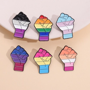 Set de seis pines de esmalte con puño arcoíris en colores de la comunidad LGBTQ