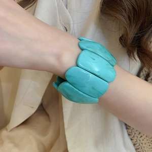 Close-up of turquoise marble acrylic rectangle link bracelet on a woman wrist