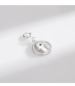 Vue détaillée du pendentif Hamsa en argent avec pierre bleue et petits diamants