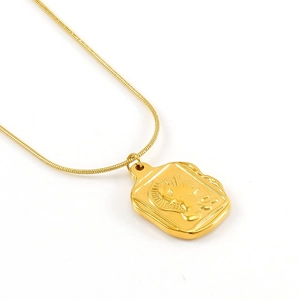 Détail de la chaîne serpent dorée avec pendentif pharaon égyptien sur fond blanc