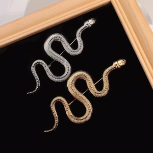 Vintage Luxury Snake Shaped Brooch Alloy Textured Scale Animal Lapel Pin Jewelry For Suit Blazer Jacket Accessories