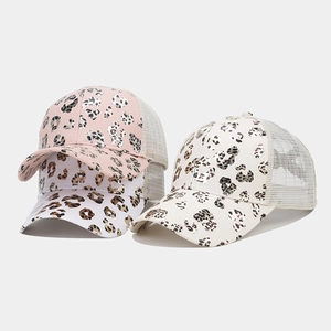 Cappellini trucker traspiranti con stampa leopardata nei colori rosa, bianco e beige