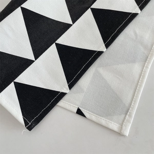 Nahaufnahme des schwarz-weißen geometrischen Platzsets mit Dreiecksmuster und Nähten