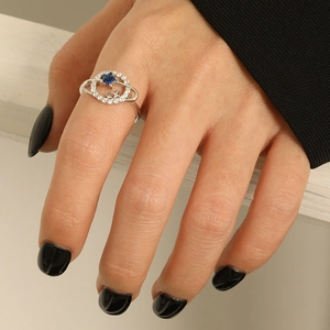 Bague planète en argent S925 avec pierres d'étoiles bleues et diamants sur la main