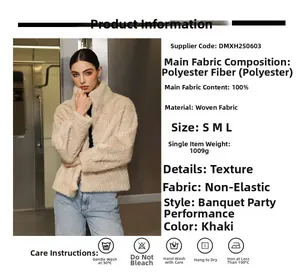 Detail der khakifarbenen Webpelzjacke mit gewellter Rippenstruktur und Stehkragen