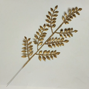 Dettaglio di rami artificiali con glitter dorati per decorazioni di Natale e matrimoni