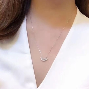 Élégant collier pendentif en forme d'éventail avec zircons porté par un mannequin